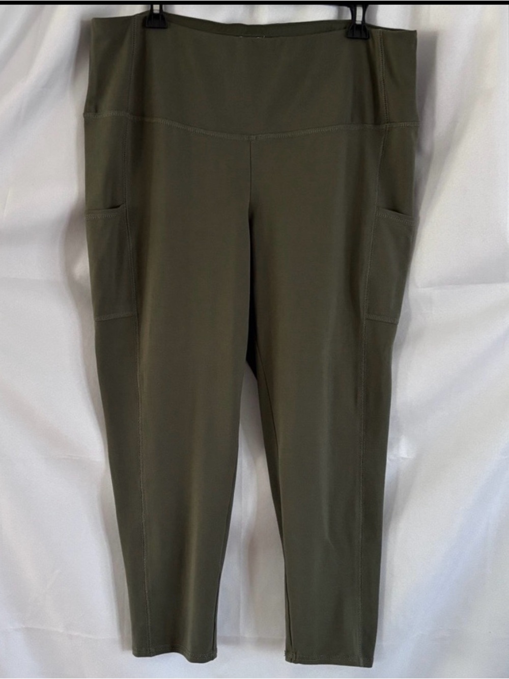 Chico’s High-Waist Olive Capri Leggings with Side Pockets ~ Athleisure, Slimming